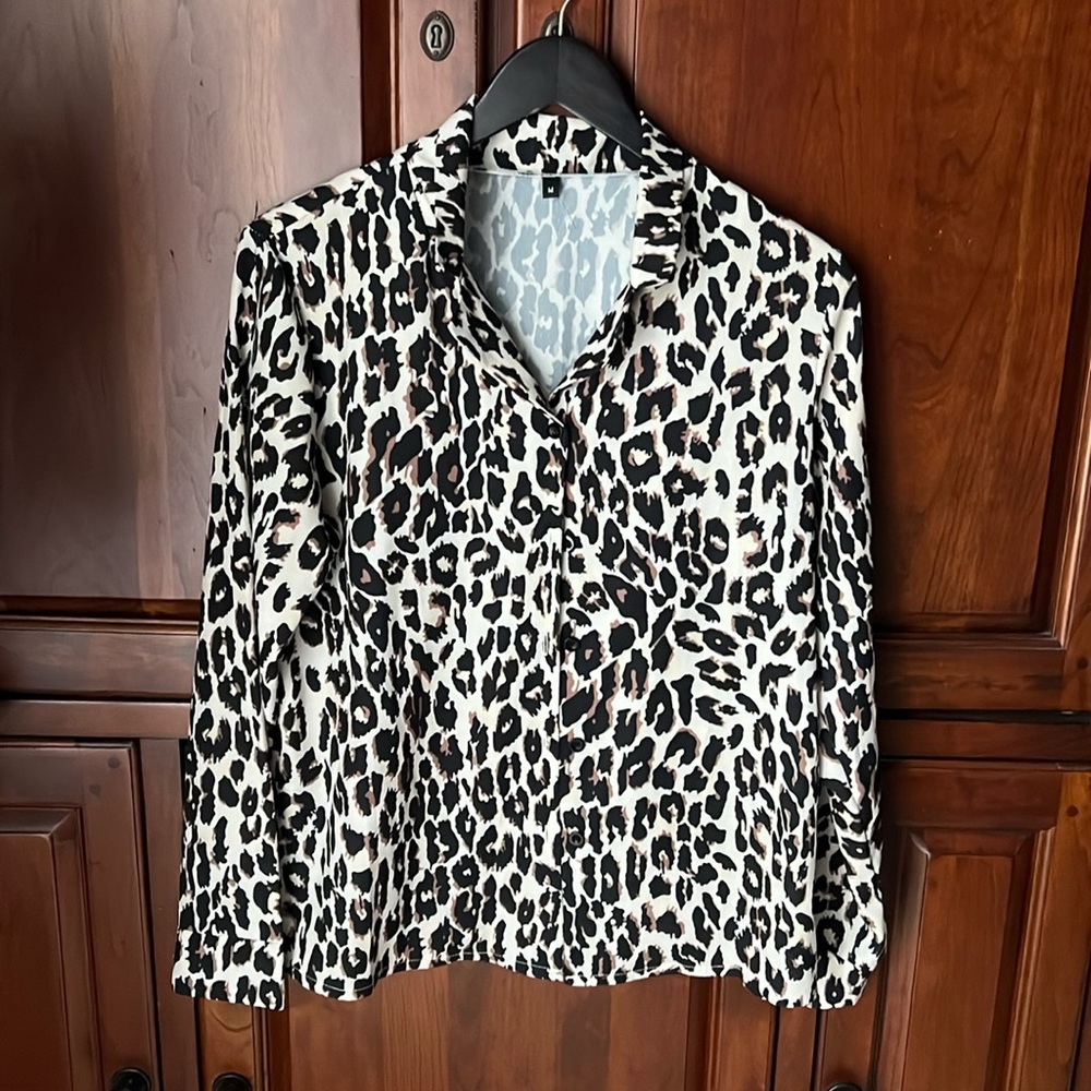 Leopard cheetah print button up top size Medium (M)